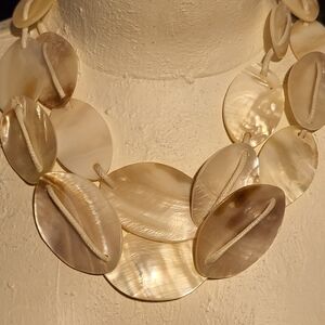 NWT  Jules B Elegant Cream Shell Necklace